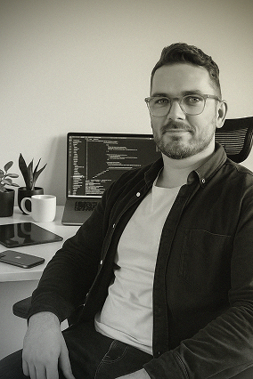 Billede af mig, der sidder ved mit skrivebord og arbejder.